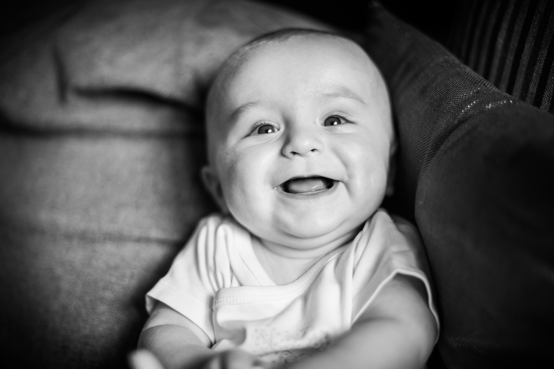 éclat de rire d'un bébé en photo noir et blanc