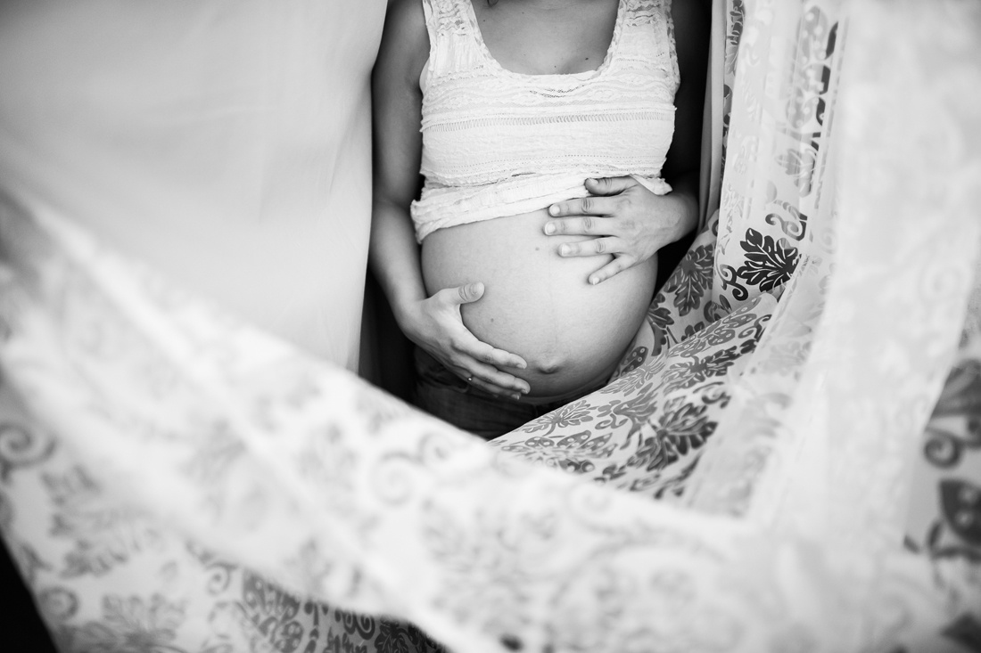 Femme enceinte en noir et blanc photo originale