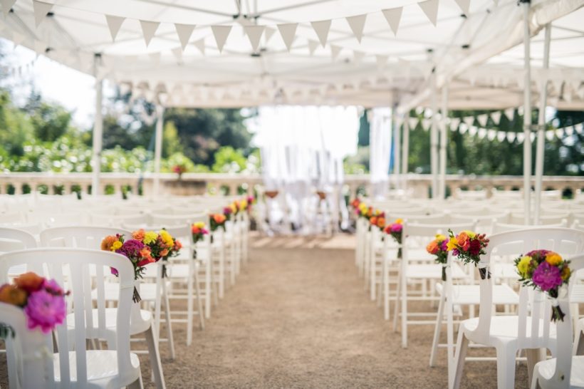installation des chaise pour une cérémonie laïque d'un mariage