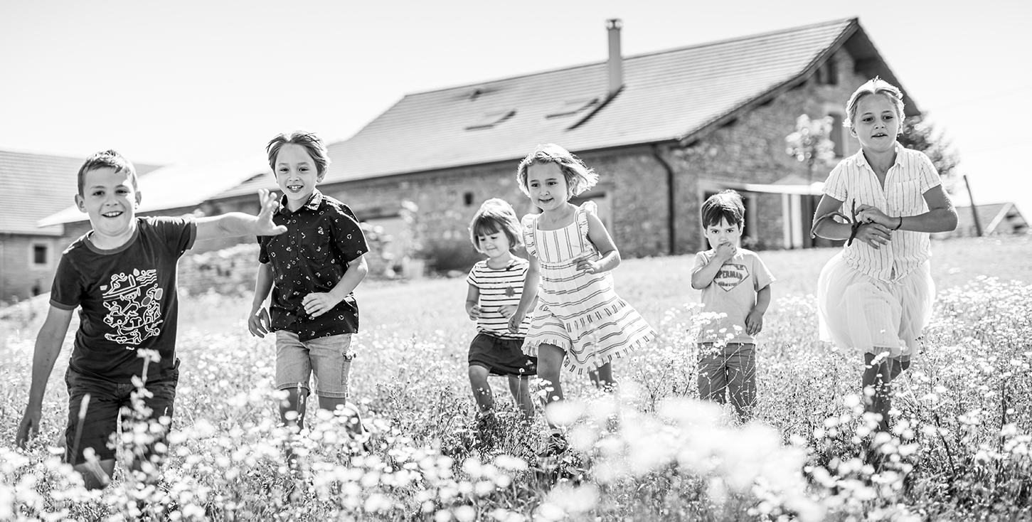 Photographe-de-famille-à-bourgoin-jallieu-portrait d'enfants en extérieur