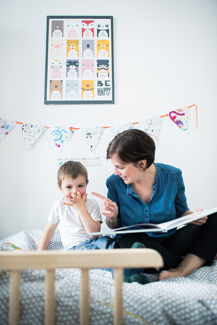 Photographe-de-famille-à-bourgoin-jallieu-reportage-sur-mesure une maman avec son enfant qui à le doigt dans le nez